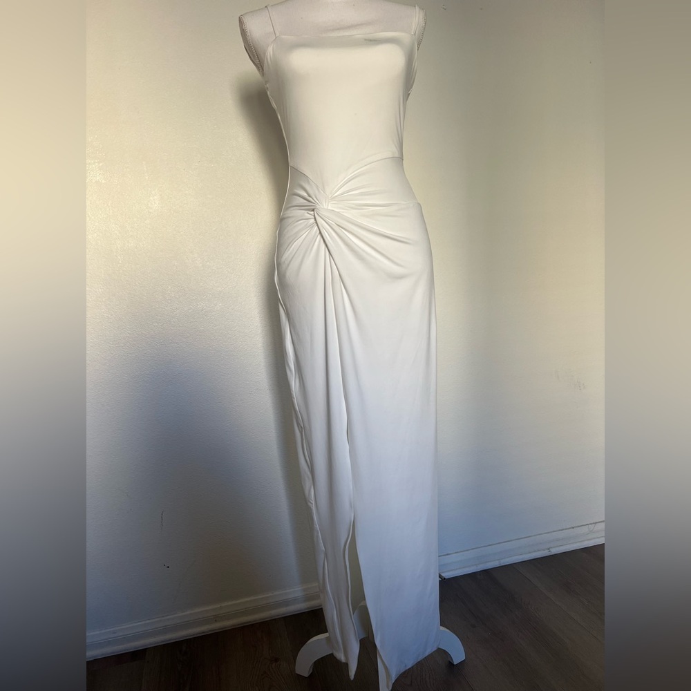 Elegant White Sleeveless Dress